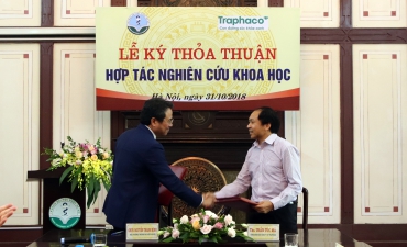 The signing ceremony of scientific cooperation agreement between Ha Noi University of Pharmacy and Traphaco Joint Stock Company