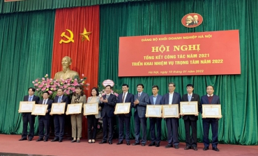Traphaco's Party Committee received the Certificate of Merit from the Hanoi Party Committee