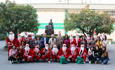 The young generation of Traphaco Company set out to deliver Christmas gifts
